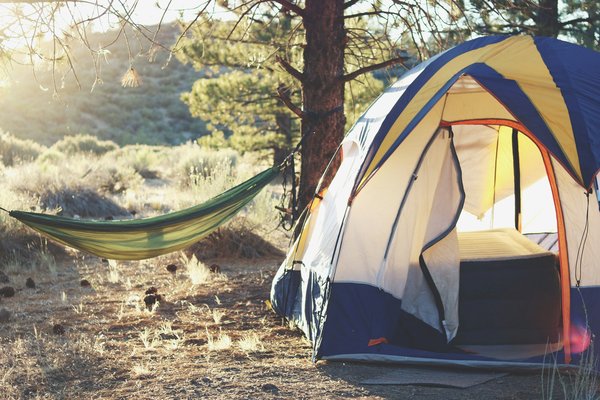 Quels sont les équipements de sécurité indispensables pour un camping avec des enfants en bas âge?